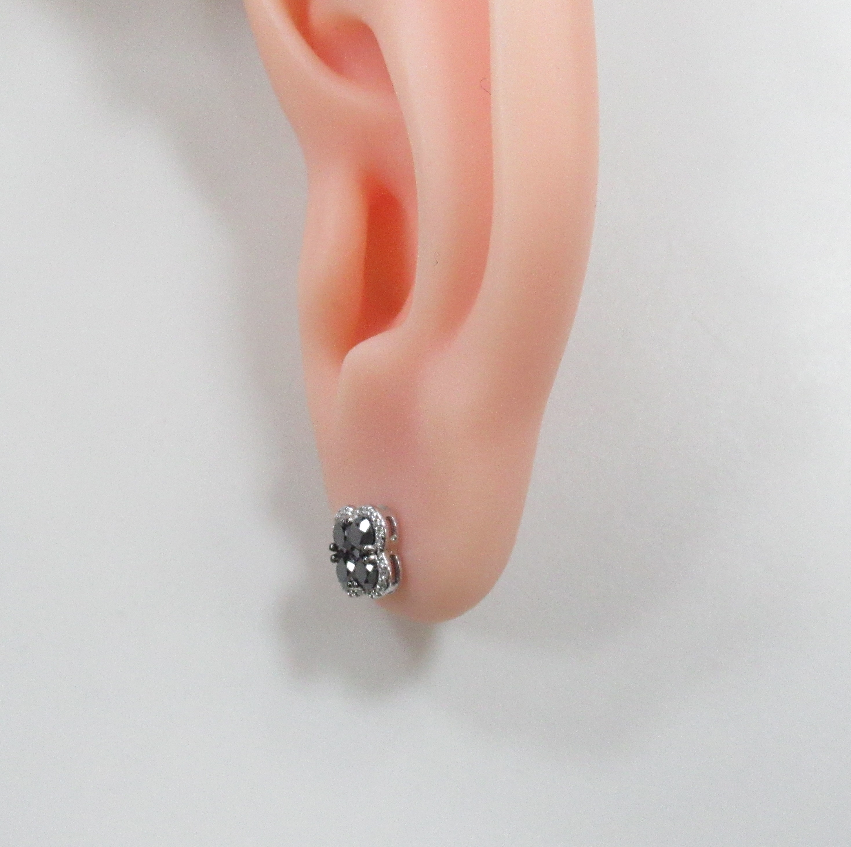 Золотые серьги-пусеты 585 пробы; родий(бел.,черн.); вставки 8 Бр.черн.Кр-57 1,064 7/6А; 2 Бр.черн.Кр